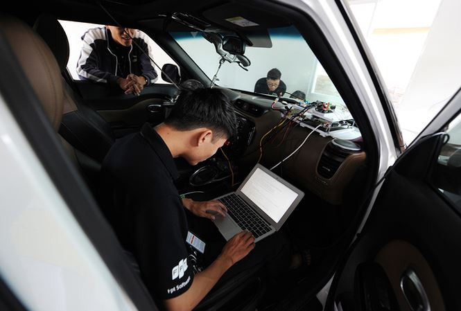 Kỹ sư Nguyễn Đức Linh đang khởi động hệ thống tự lái cho xe chuẩn bị chạy.