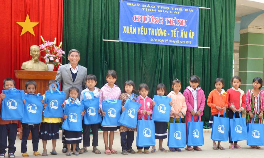  Phó Giám đốc Sở LĐTB và Xã hội tặng quà “Tết yêu thương” cho học sinh nghèo xã Ia Broăi, huyện Ia Pa. Ảnh: Đức Phương
