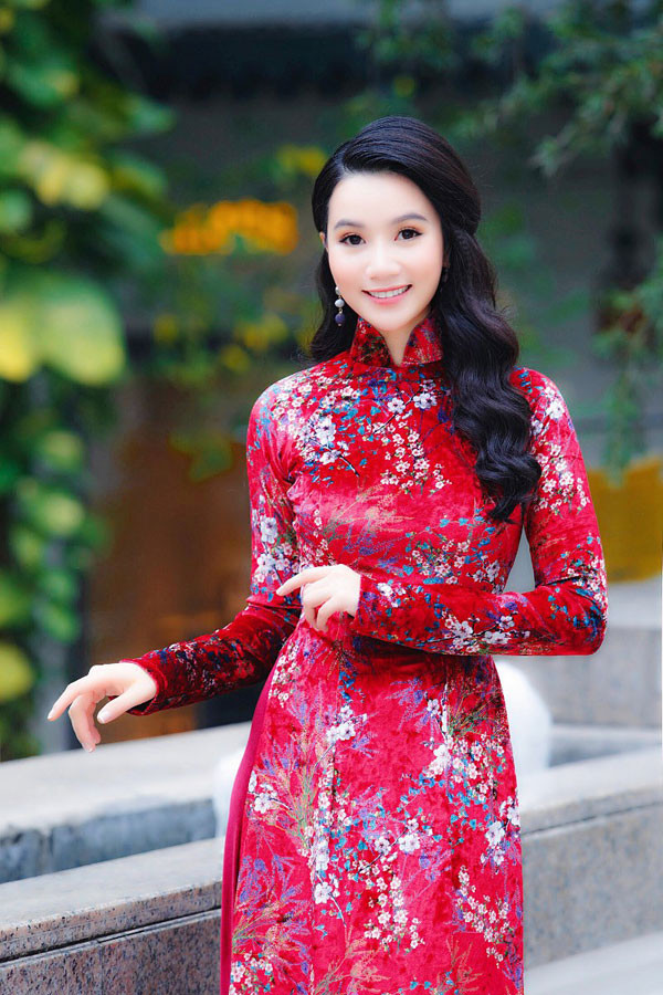 BST áo dài của nhà thiết kế Nhật Dũng giúp Lương Giang khoe trọn vẻ rạng rỡ ngày Tết. 