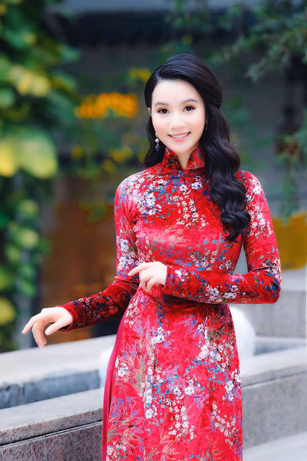 BST áo dài của nhà thiết kế Nhật Dũng giúp Lương Giang khoe trọn vẻ rạng rỡ ngày Tết. 