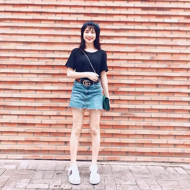 Hòa Minzy khoe dáng người thon gọn, mảnh mai hậu giảm cân. Cô mix áo thun đơn sắc với chân váy denim, tạo điểm chít eo cùng thắt lưng Gucci, mix với giày và túi xách cùng thương hiệu.