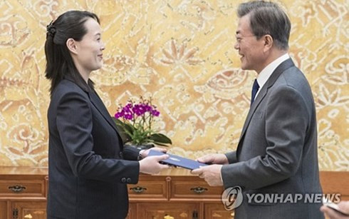 Tổng thống Hàn Quốc Moon Jae-in (bìa phải) nhận thư của nhà lãnh đạo Triều Tiên Kim Jong-un từ đặc phái viên Kim Yo-jong. Tổng thống Hàn Quốc Moon Jae-in (bìa phải) nhận thư của nhà lãnh đạo Triều Tiên Kim Jong-un từ đặc phái viên Kim Yo-jong.