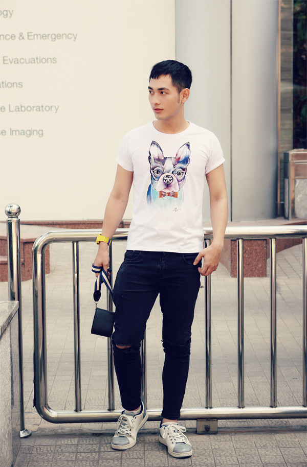 Áo thun và quần jean là 'cặp đôi hoàn hảo' của những chàng yêu phong cách đơn giản, tiện lợi. Ở mỗi mùa thời trang khác nhau, những mẫu áo đơn sắc lại được thêm những điểm nhấn mới về họa tiết để giúp tủ đồ của phái mạnh tránh được sự đơn điệu và nhàm chán. Áo thun và quần jean là 'cặp đôi hoàn hảo' của những chàng yêu phong cách đơn giản, tiện lợi. Ở mỗi mùa thời trang khác nhau, những mẫu áo đơn sắc lại được thêm những điểm nhấn mới về họa tiết để giúp tủ đồ của phái mạnh tránh được sự đơn điệu và nhàm chán.