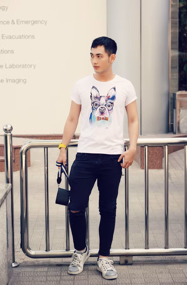  Áo thun và quần jean là 'cặp đôi hoàn hảo' của những chàng yêu phong cách đơn giản, tiện lợi. Ở mỗi mùa thời trang khác nhau, những mẫu áo đơn sắc lại được thêm những điểm nhấn mới về họa tiết để giúp tủ đồ của phái mạnh tránh được sự đơn điệu và nhàm chán.