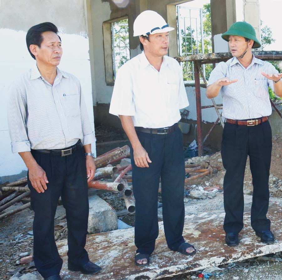  Bí thư Tỉnh ủy cùng lãnh đạo huyện Chư Prông đi kiểm tra ở cơ sở. Ảnh: V.H