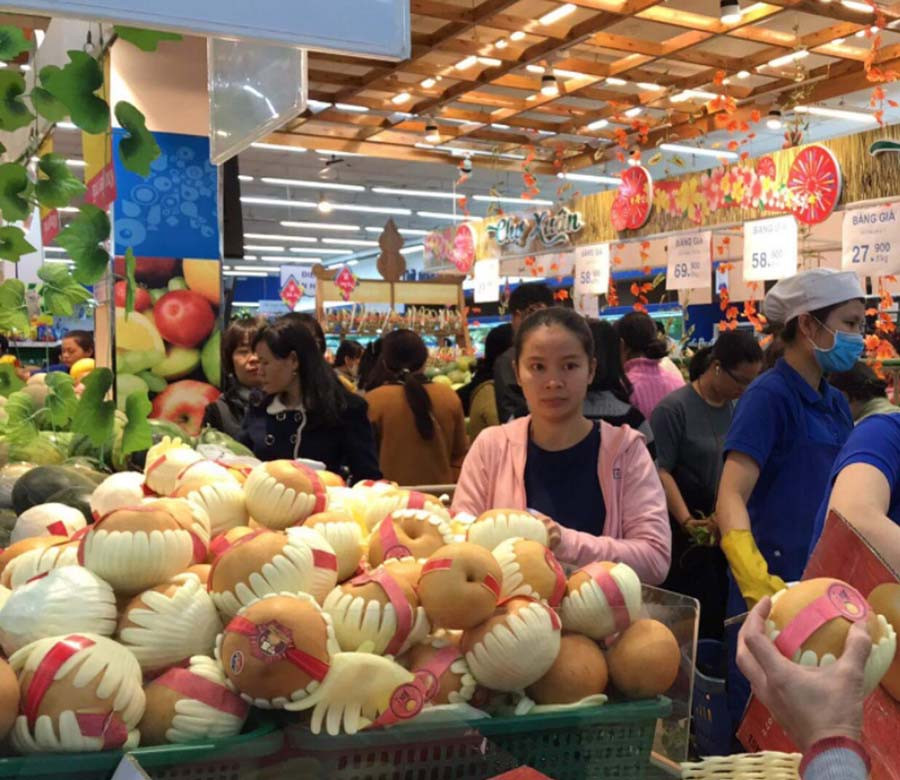 Khách hàng ngày càng chuộng mua sắm trái cây trong siêu thị. Ảnh: Vũ Thảo