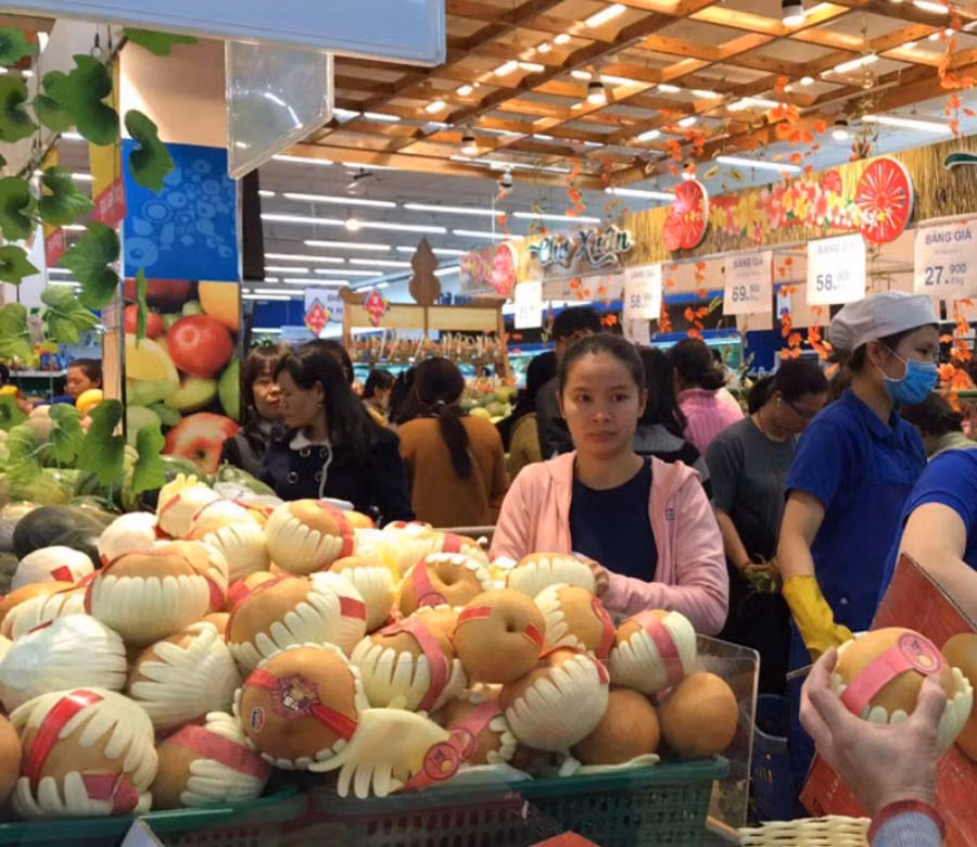 Khách hàng ngày càng chuộng mua sắm trái cây trong siêu thị. Ảnh: Vũ Thảo