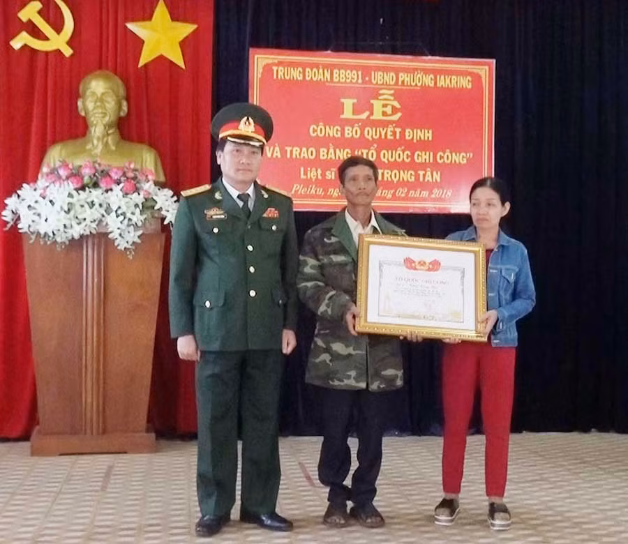  Đại tá Phạm Mạnh Hùng-Phó Chính ủy Bộ Chỉ huy Quân sự tỉnh trao Bằng Tỏ quốc ghi công cho thân nhân liệt sĩ Trịnh Trọng Tân. Ảnh: Thanh Tuyền