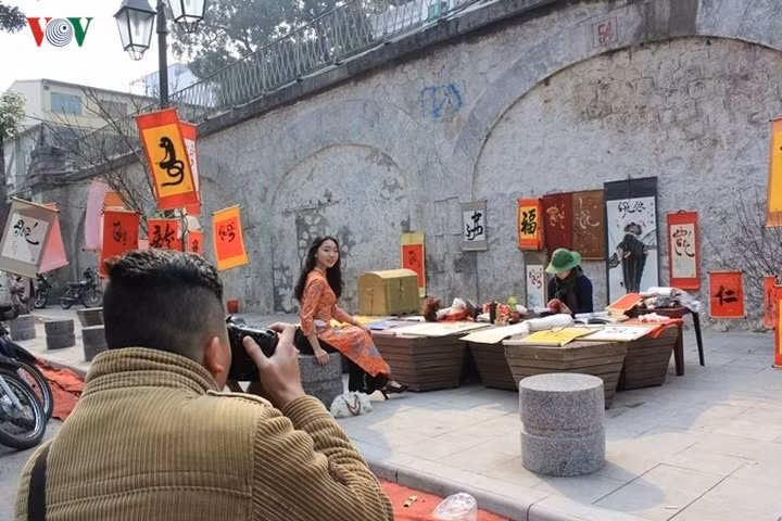 Nhiều thiếu nữ ghi lại những bức ảnh đáng nhớ tại các khu bán chữ.