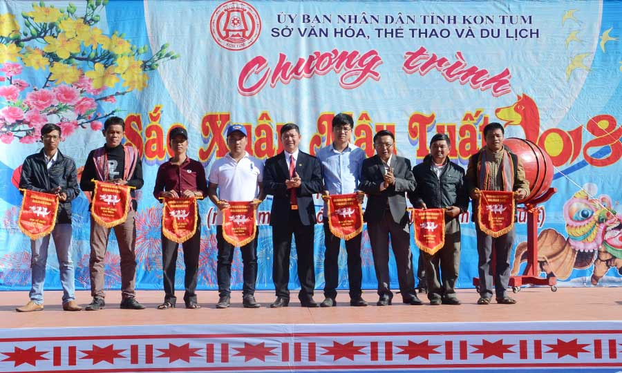 Ban Tổ chức tặng cờ lưu niệm cho các đoàn vận động viên tham gia đua thuyền. Ảnh: Phương Linh