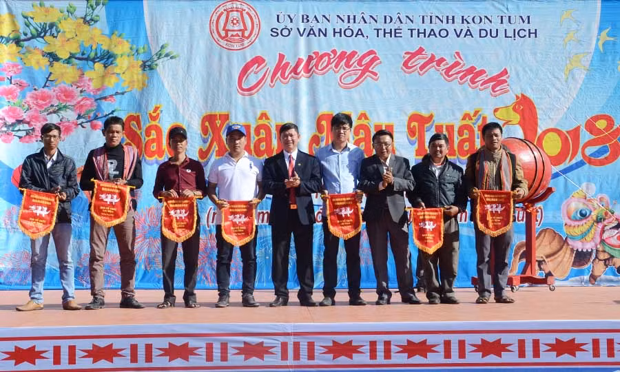 Ban Tổ chức tặng cờ lưu niệm cho các đoàn vận động viên tham gia đua thuyền. Ảnh: Phương Linh