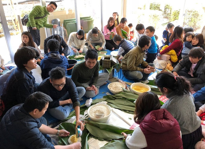 Ba đội gồm các thành viên quê ở các miền Bắc, Trung, Nam tham gia gói bánh. Với một số người, đây là lần đầu tiên họ thử gói bánh chưng bằng khuôn gỗ. Ban tổ chức trước đó ngâm 15 kg gạo nếp, 3,5 kg đỗ xanh, ướp 6,5 kg thịt lợn đến nửa đêm để chuẩn bị cho cuộc thi. 