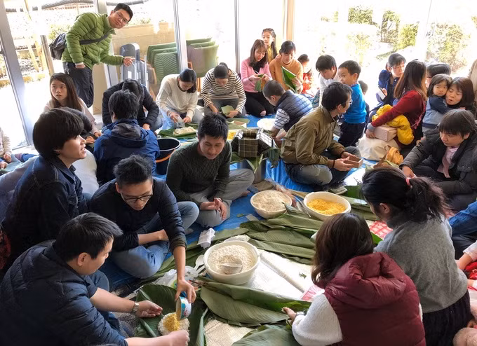 Ba đội gồm các thành viên quê ở các miền Bắc, Trung, Nam tham gia gói bánh. Với một số người, đây là lần đầu tiên họ thử gói bánh chưng bằng khuôn gỗ. Ban tổ chức trước đó ngâm 15 kg gạo nếp, 3,5 kg đỗ xanh, ướp 6,5 kg thịt lợn đến nửa đêm để chuẩn bị cho cuộc thi. 