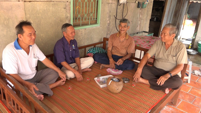 Ông Bé và những người bạn già uống trà, kể lại chuyện cụ ông sáng mắt, hết câm rất hi hữu
