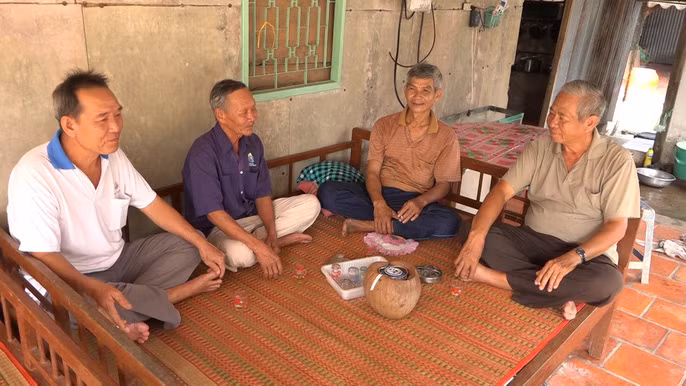 Ông Bé và những người bạn già uống trà, kể lại chuyện cụ ông sáng mắt, hết câm rất hi hữu