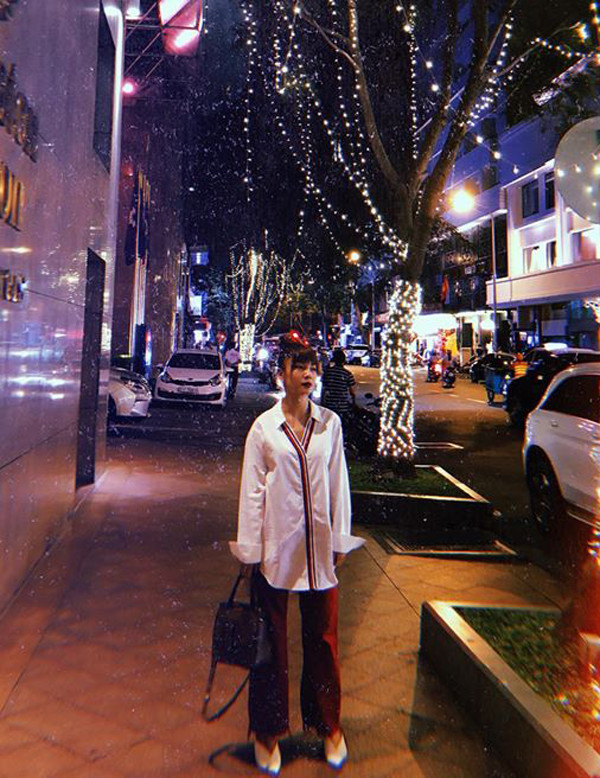  Đầu mùa thời trang xuân 2018, Yến Trang tiếp tục lăng-xê các kiểu quần ống rộng, cô phối chúng với áo trễ vai, sơ mi phom dáng rộng và các kiểu giầy mũi nhọn, túi xách được các fashionista ưa chuộng.