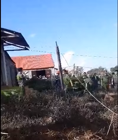 Lực lượng công an áp sát nhà giải cứu 2 cháu nhỏ.