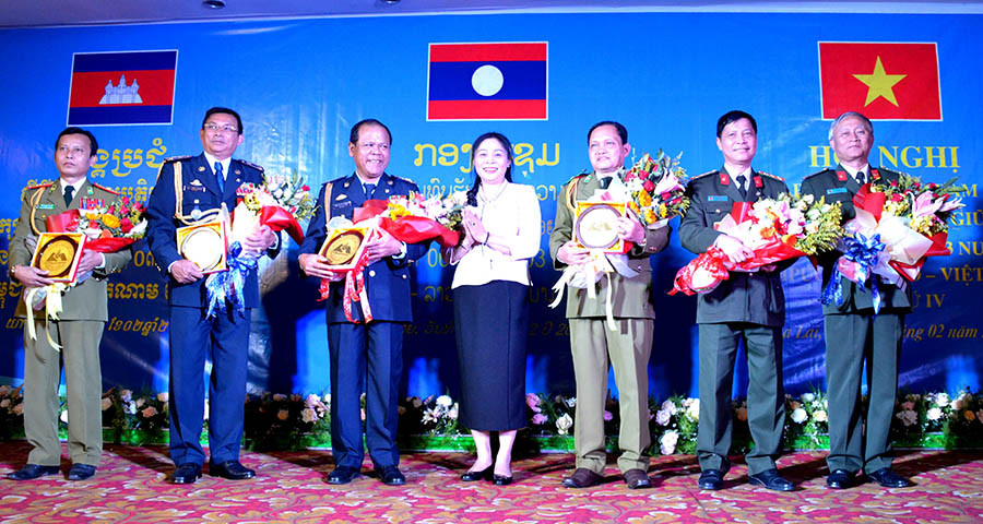 Phó Chủ tịch UBND tỉnh Huỳnh Nữ Thu Hà tặng quà cho các đại biểu. Ảnh: V.H