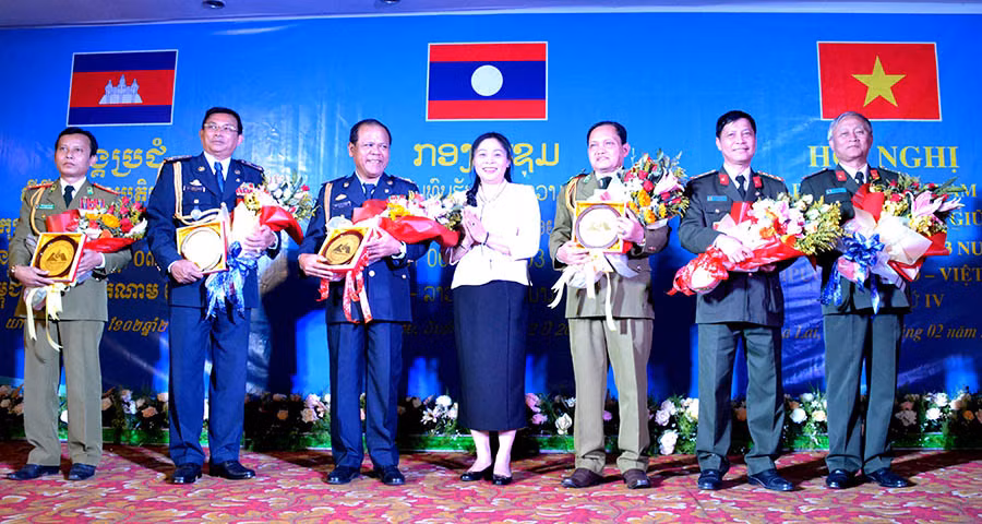 Phó Chủ tịch UBND tỉnh Huỳnh Nữ Thu Hà tặng quà cho các đại biểu. Ảnh: V.H