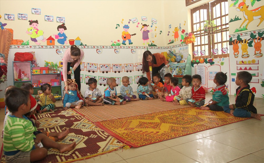 Đến trường, để “hối lộ”, giáo viên cho học sinh bánh kẹo, để dập tắt việc “khóc như ve kêu mùa hè” ở lớp nhỡ. Đến trường, để “hối lộ”, giáo viên cho học sinh bánh kẹo, để dập tắt việc “khóc như ve kêu mùa hè” ở lớp nhỡ.