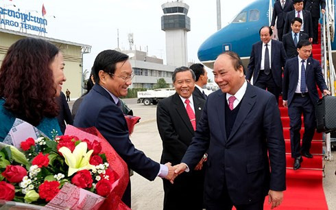 Thủ tướng Nguyễn Xuân Phúc và đoàn đại biểu cấp cao Chính phủ Việt Nam đến sân bay quốc tế Wattay, thủ đô Vientiane, Lào. Thủ tướng Nguyễn Xuân Phúc và đoàn đại biểu cấp cao Chính phủ Việt Nam đến sân bay quốc tế Wattay, thủ đô Vientiane, Lào.