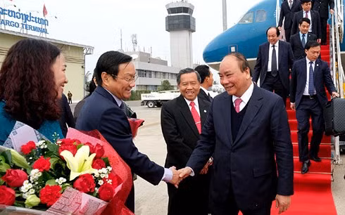 Thủ tướng Nguyễn Xuân Phúc và đoàn đại biểu cấp cao Chính phủ Việt Nam đến sân bay quốc tế Wattay, thủ đô Vientiane, Lào.