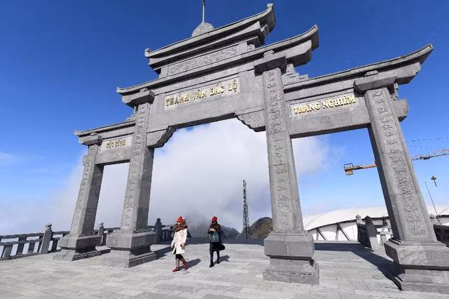 Đằng sau những khối kiến trúc kỳ vĩ ấy là công sức của những con người đã không quản ngại cái rét âm độ trên đỉnh cao hơn 3000 mét, nơi gió chỉ chực quật ngã những bước chân, mưa mù giăng kín những ngày đông và nắng thì như thể thiêu cháy da người, để khuân hàng ngàn mét khối gỗ, hàng ngàn tấn đá nguyên khối lên đỉnh, chỉ bằng sức người. Chắp tay bái Phật, cầu mong an lành cho người thân và gia đình đầu xuân năm mới, thầm cảm phục những người đã làm nên những công trình kỳ vĩ ấy trên đỉnh thiêng Tây Bắc.