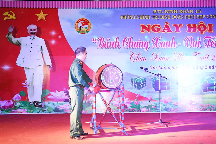 Thiếu tướng Đặng Anh Dũng-Tư lệnh Binh đoàn 15 đánh trống khai mạc ngày hội “Bánh chưng xanh-Vui tết quân dân”. Ảnh: Ngọc Sang Thiếu tướng Đặng Anh Dũng-Tư lệnh Binh đoàn 15 đánh trống khai mạc ngày hội “Bánh chưng xanh-Vui tết quân dân”. Ảnh: Ngọc Sang