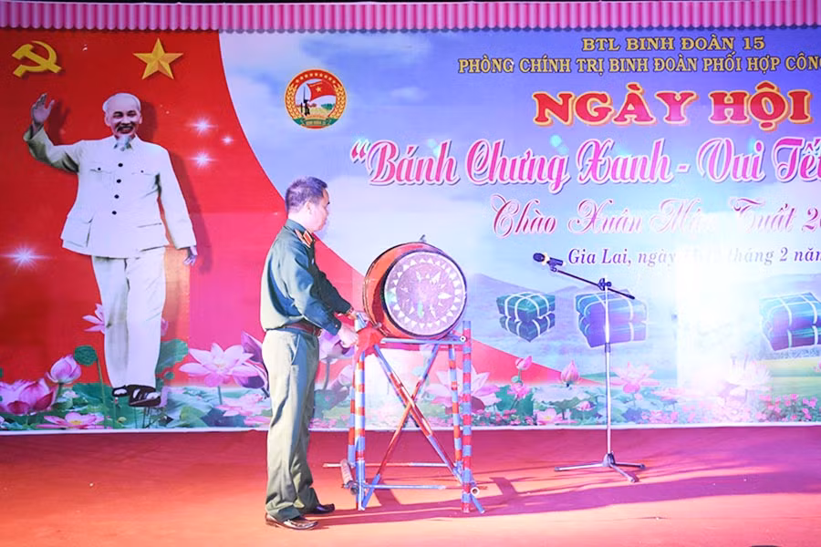 Thiếu tướng Đặng Anh Dũng-Tư lệnh Binh đoàn 15 đánh trống khai mạc ngày hội “Bánh chưng xanh-Vui tết quân dân”. Ảnh: Ngọc Sang