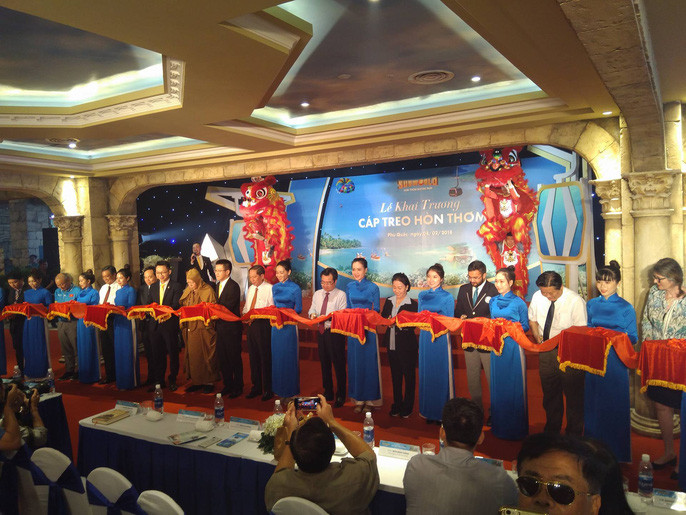 Lễ cắt băng khai trương trương.