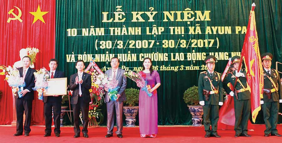  Thị xã Ayun Pa đón Huân chương Lao động hạng nhất.