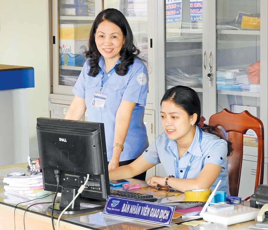 Nhân viên giao dịch của hãng xe khách Thuận Tiến. Ảnh: T.N  Nhân viên giao dịch của hãng xe khách Thuận Tiến. Ảnh: T.N