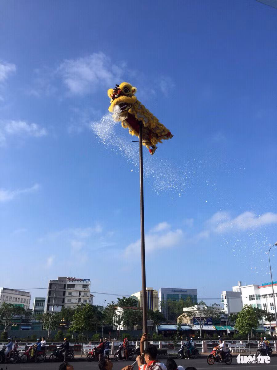 Màn leo cột đầy điêu luyện trong dịp biểu diễn xuân Mậu Tuất