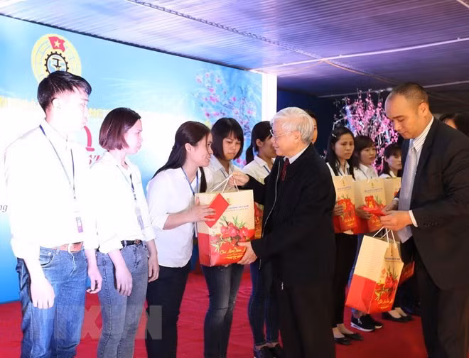 Tổng Bí thư Nguyễn Phú Trọng tặng quà Tết cho công nhân tiêu biểu của Công ty cổ phần may Hưng Long II. 