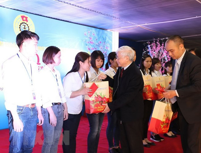 Tổng Bí thư Nguyễn Phú Trọng tặng quà Tết cho công nhân tiêu biểu của Công ty cổ phần may Hưng Long II. Tổng Bí thư Nguyễn Phú Trọng tặng quà Tết cho công nhân tiêu biểu của Công ty cổ phần may Hưng Long II.