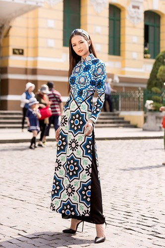 Ngọc Châu duyên dáng và rạng rỡ trong tà áo dài mang họa tiết nổi bật cùng với lối trang điểm nhẹ nhàng, tinh tế. Ngọc Châu duyên dáng và rạng rỡ trong tà áo dài mang họa tiết nổi bật cùng với lối trang điểm nhẹ nhàng, tinh tế.