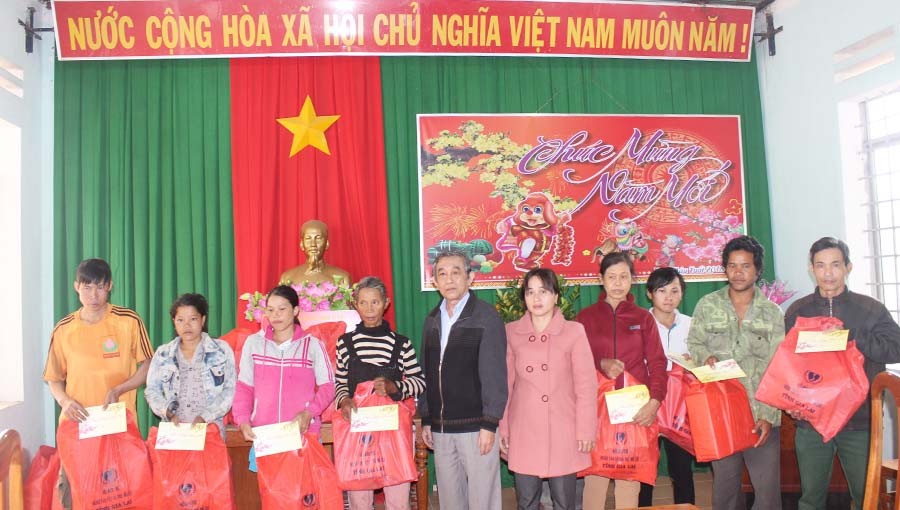Ông Nguyễn Đắc Ứng- Phó Giám đốc Sở Tài chính đang trao quà. Ảnh: N.D