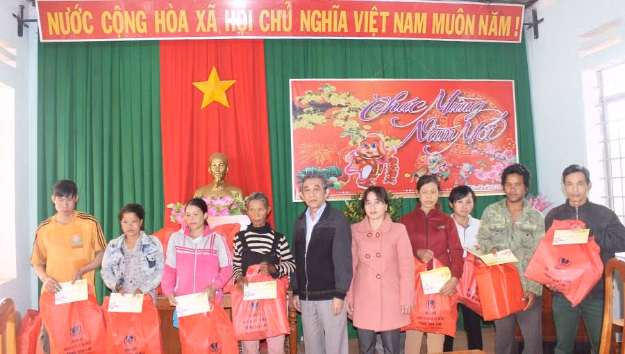 Ông Nguyễn Đắc Ứng- Phó Giám đốc Sở Tài chính đang trao quà. Ảnh: N.D