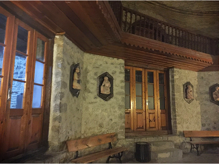 Bên trong khách sạn Caravansarai