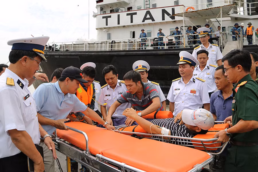  Ngư dân tai nạn lao động được bộ đội hải quân cứu đưa vào đất liền. Ảnh: Mai Thắng