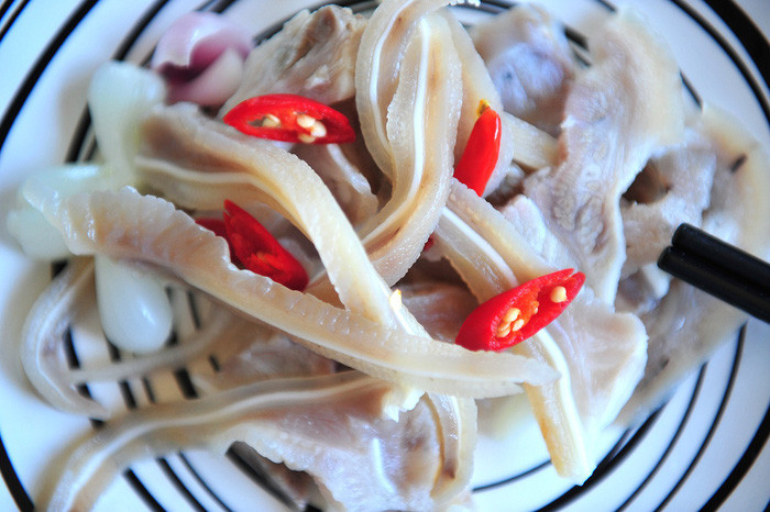  Lỗ tai heo ngâm giấm - Ảnh: TR.N