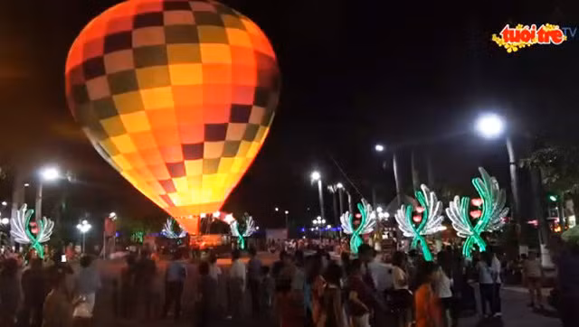  Ừ vì người ta nói ngày Tết Sài Gòn buồn lắm, thậm chí làm gì có Tết ở đất Sài Gòn này.