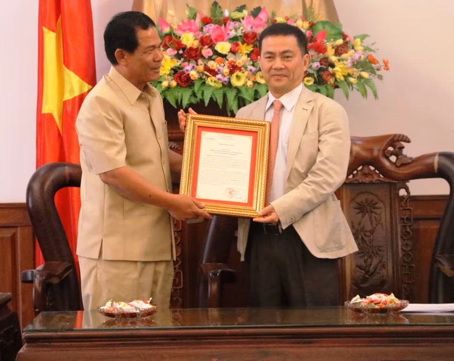 Lãnh đạo đoàn tặng quà UBND tỉnh Gia lai. Ảnh: 