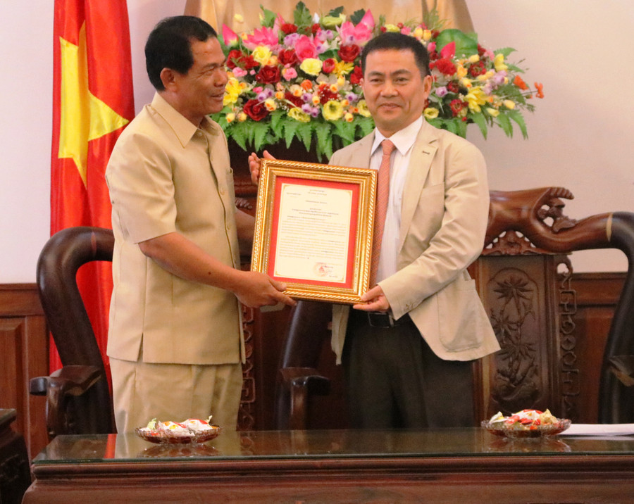 Lãnh đạo đoàn tặng quà UBND tỉnh Gia lai. Ảnh: 