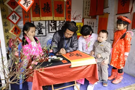 Thế hệ trẻ sẽ hiểu hơn phong tục, văn hóa đón Tết thông qua việc trải nghiệm các hoạt động văn hóa dân tộc. Thế hệ trẻ sẽ hiểu hơn phong tục, văn hóa đón Tết thông qua việc trải nghiệm các hoạt động văn hóa dân tộc.