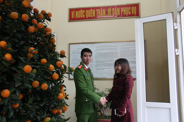 Ngày 26-2, chị Trần Thanh Hương đến Công an phường Nguyễn Du để cảm ơn trung úy Đinh Anh Tiến đã kịp thời cứu sống mẹ mình trong lúc nguy kịch