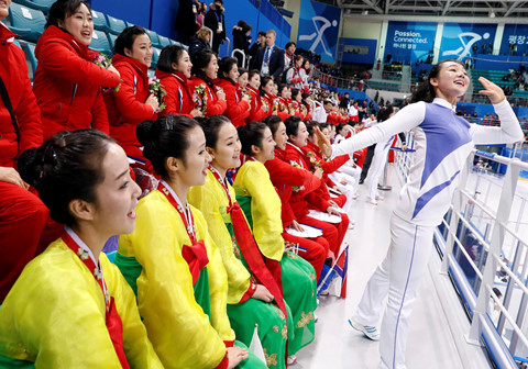  Họ múa hát say sưa trước sự chú ý của mọi người