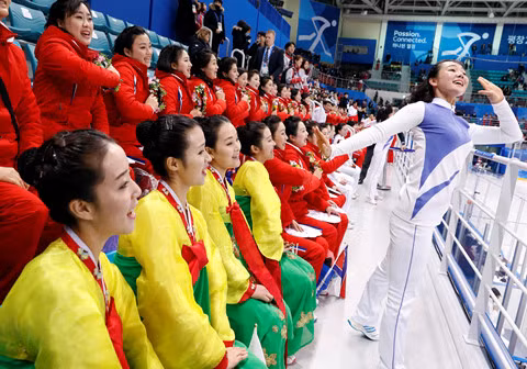  Họ múa hát say sưa trước sự chú ý của mọi người