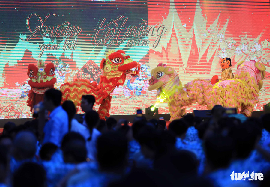 Các kỳ nữ Mai hoa Thung biểu diễn tại một sân khấu ở Cần Thơ trong dịp Tết Mậu Tuất 2018 