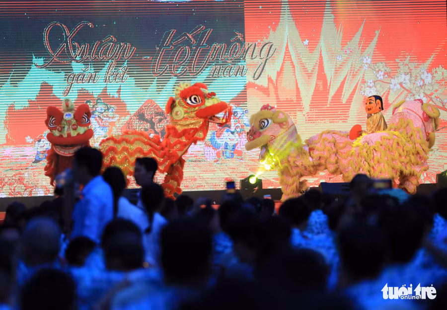 Các kỳ nữ Mai hoa Thung biểu diễn tại một sân khấu ở Cần Thơ trong dịp Tết Mậu Tuất 2018 